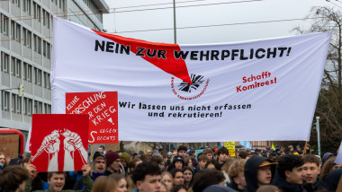 Demonstrationszug Schulstreik gegen Wehrpflicht, Nürnberg, 05.12.2025