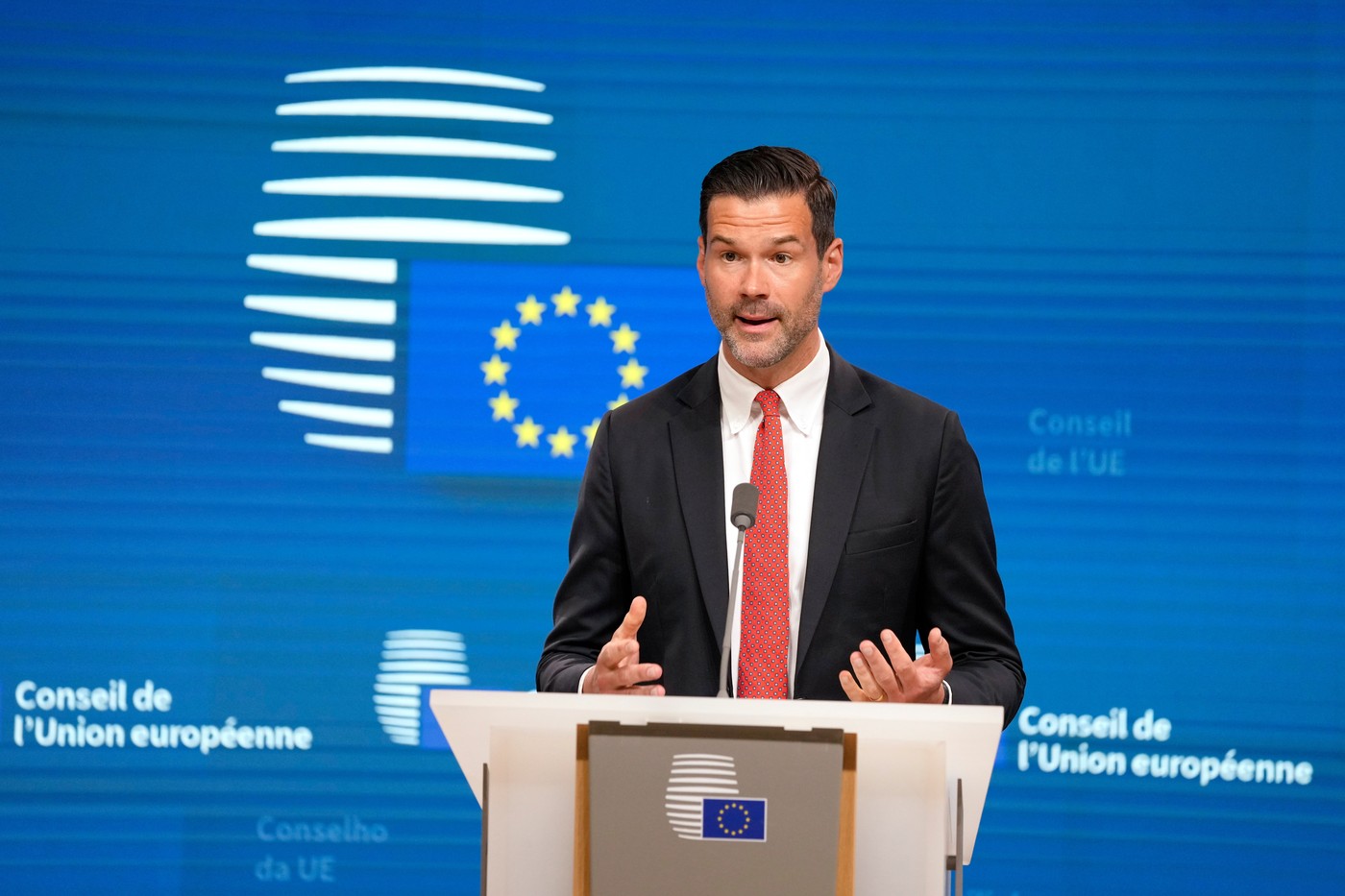 Suedia va adopta reguli mai stricte pentru obținerea cetățeniei. „Schimbări istorice”, spune ministrul Imigrației