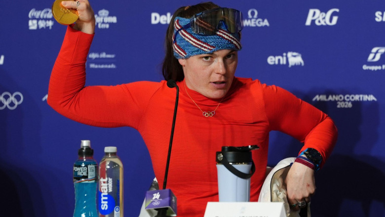Gold medallist USA's Breezy Johnson shows her broken medal to the media following the Women's Alpine Downhill Skiing at the Tofane Alpine Skiing Centre, Cortina d’Ampezzo, on day two of the Milano Cortina 2026 Winter Olympics. Picture date: Sunday Februar