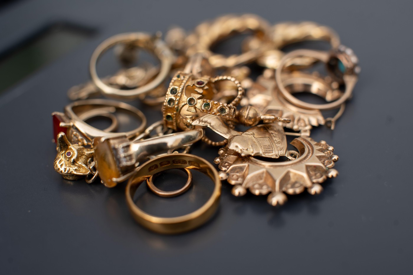 Țara în care oamenii stau la cozi pentru a schimba bijuteriile de familie în bani, după ce prețul aurului a explodat