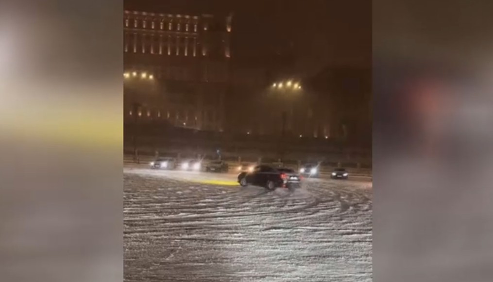 Drifturi pe zăpadă, în București. Polițiștii îi caută pe șoferi pentru a-i sancționa
