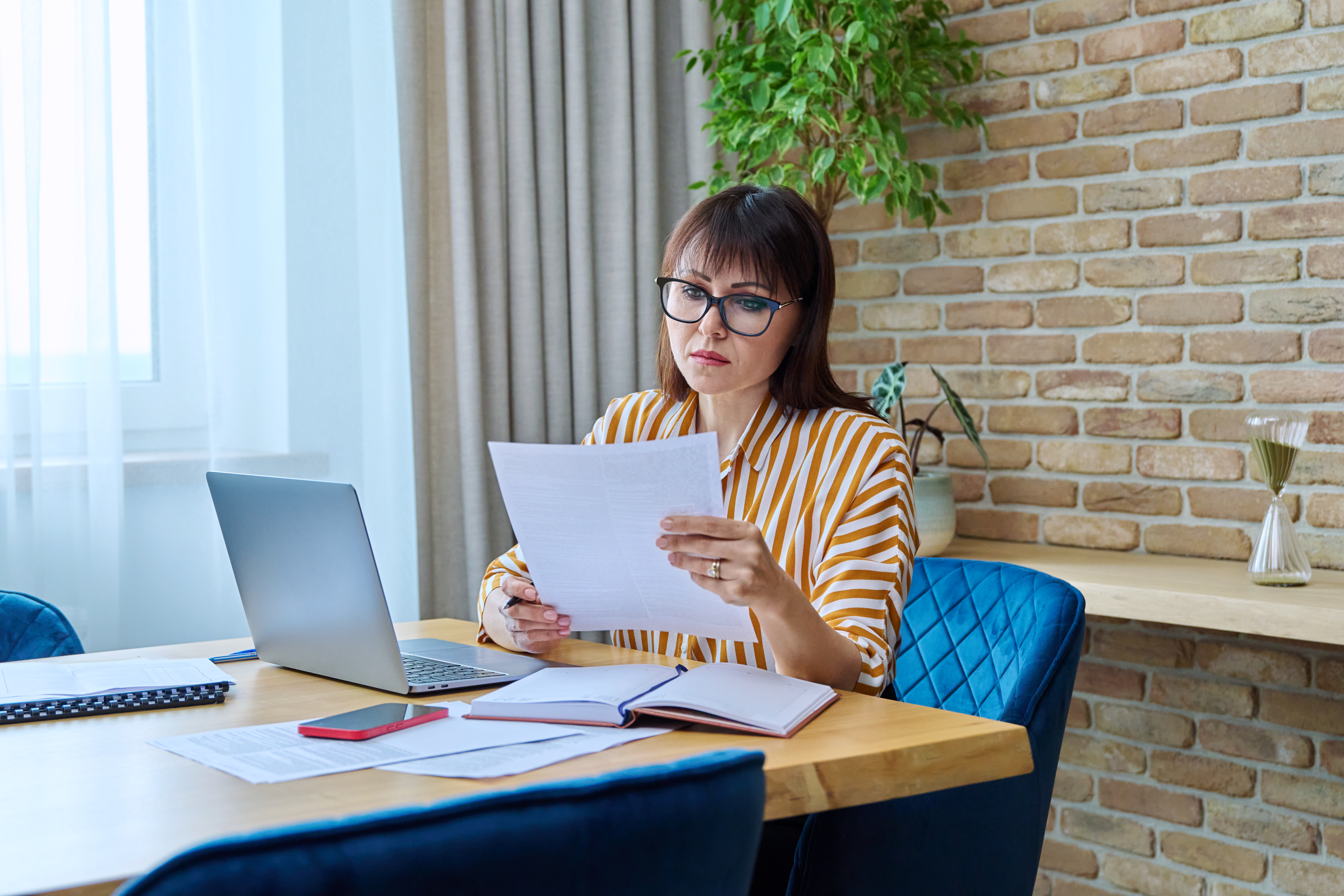 Factura pentru veniturile din drepturi de autor (DDA): Când se emite și cum se calculează contribuțiile în 2026