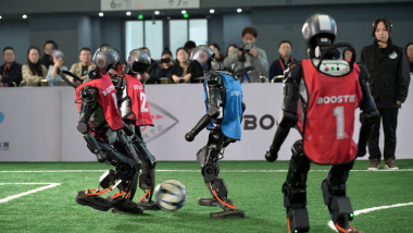 roboți care joacă fotbal în China