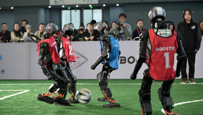 roboți care joacă fotbal în China