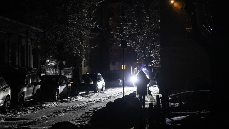 În frig și beznă, din cauza atacurilor rusești. Foto Profimedia