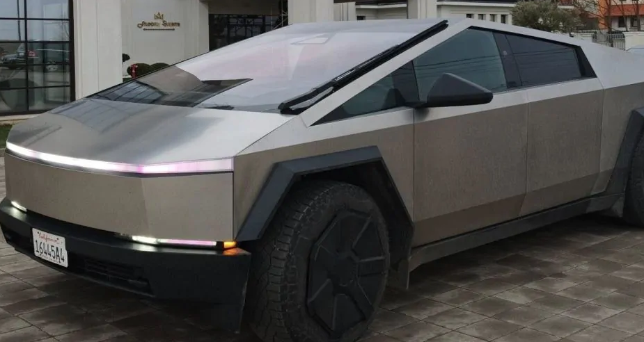 Motivul pentru care un bulgar cu un vehicul Tesla Cybertruck n-a ajuns mai departe de Lugoj, după ce a intrat în România