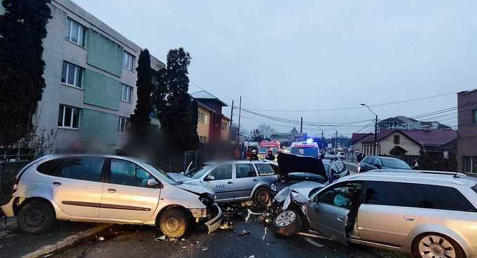 Două femei au fost rănite, după ce cinci maşini s-au ciocnit în Turda