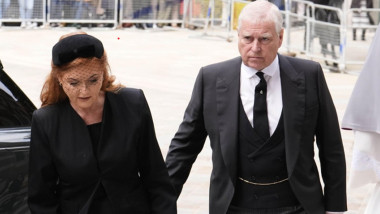 Sarah Ferguson și fostul prinț Andrew la o ceremonie funerara
