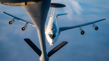 U.S. Air Force E-3 deasupra Articii