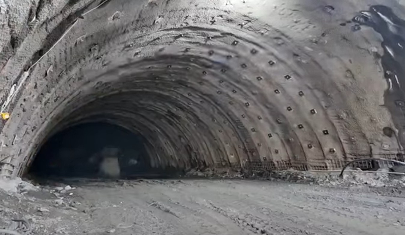 O nouă etapă pe cel mai dificil tronson al Autostrăzii Sibiu-Piteşti: Au început lucrările la un nou tunel pe Secţiunea Boiţa-Cornetu