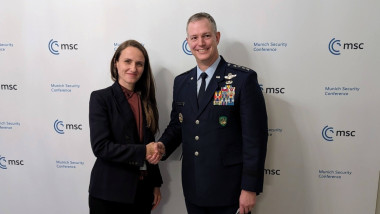 Oana Țoiu, alături de generalul Alexus Grynkewich.