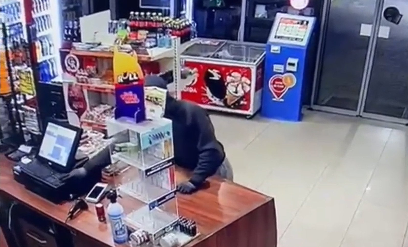 Jaf într-o benzinărie din Timişoara. Atacator cu cagulă şi cuţit, suspect în alte trei furturi