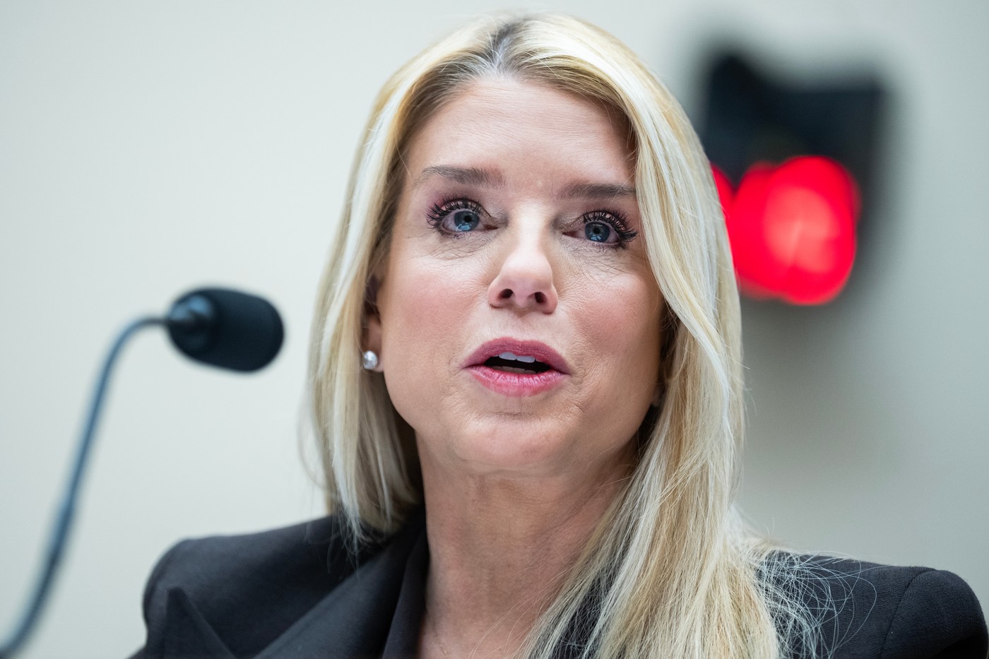 Procurorul general al SUA, Pam Bondi, anunță că „toate” dosarele Epstein au fost făcute publice, enumerând peste 300 de nume importante