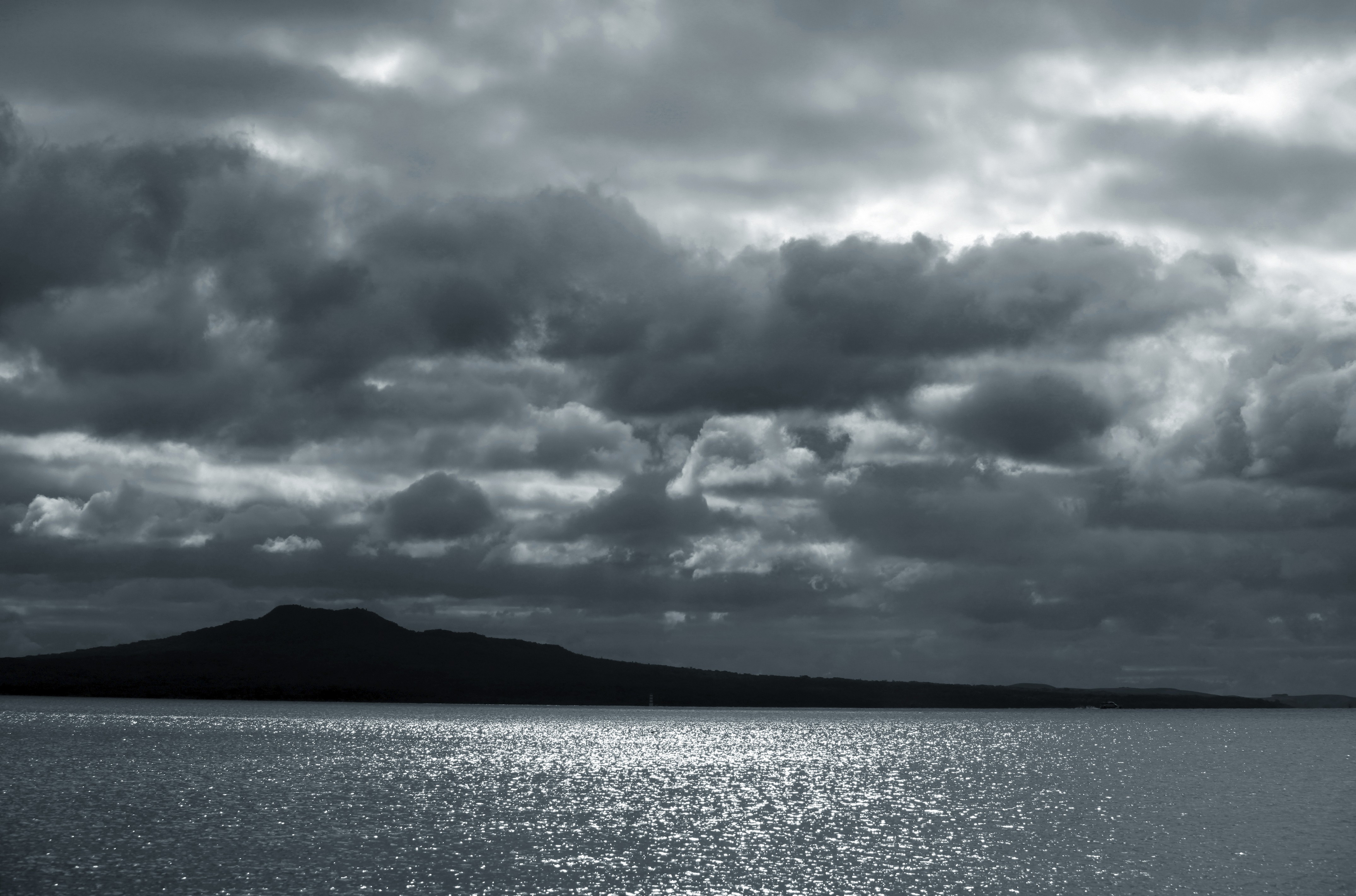 Furtuni violente în Noua Zeelandă: zeci de mii de oameni fără curent, transporturi blocate în Insula de Nord