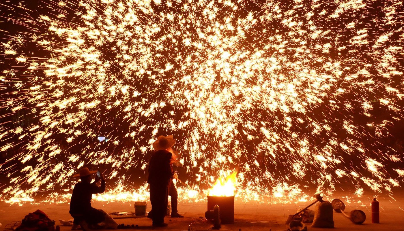 Opt oameni au murit după ce un magazin de artificii din China a sărit în aer