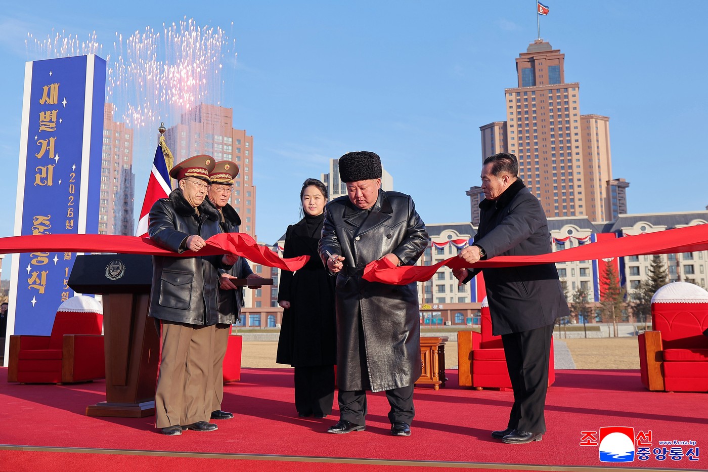 Familiile soldaților nord-coreeni uciși în războiul Rusiei din Ucraina au primit locuințe. Kim Jong un a participat la inaugurare