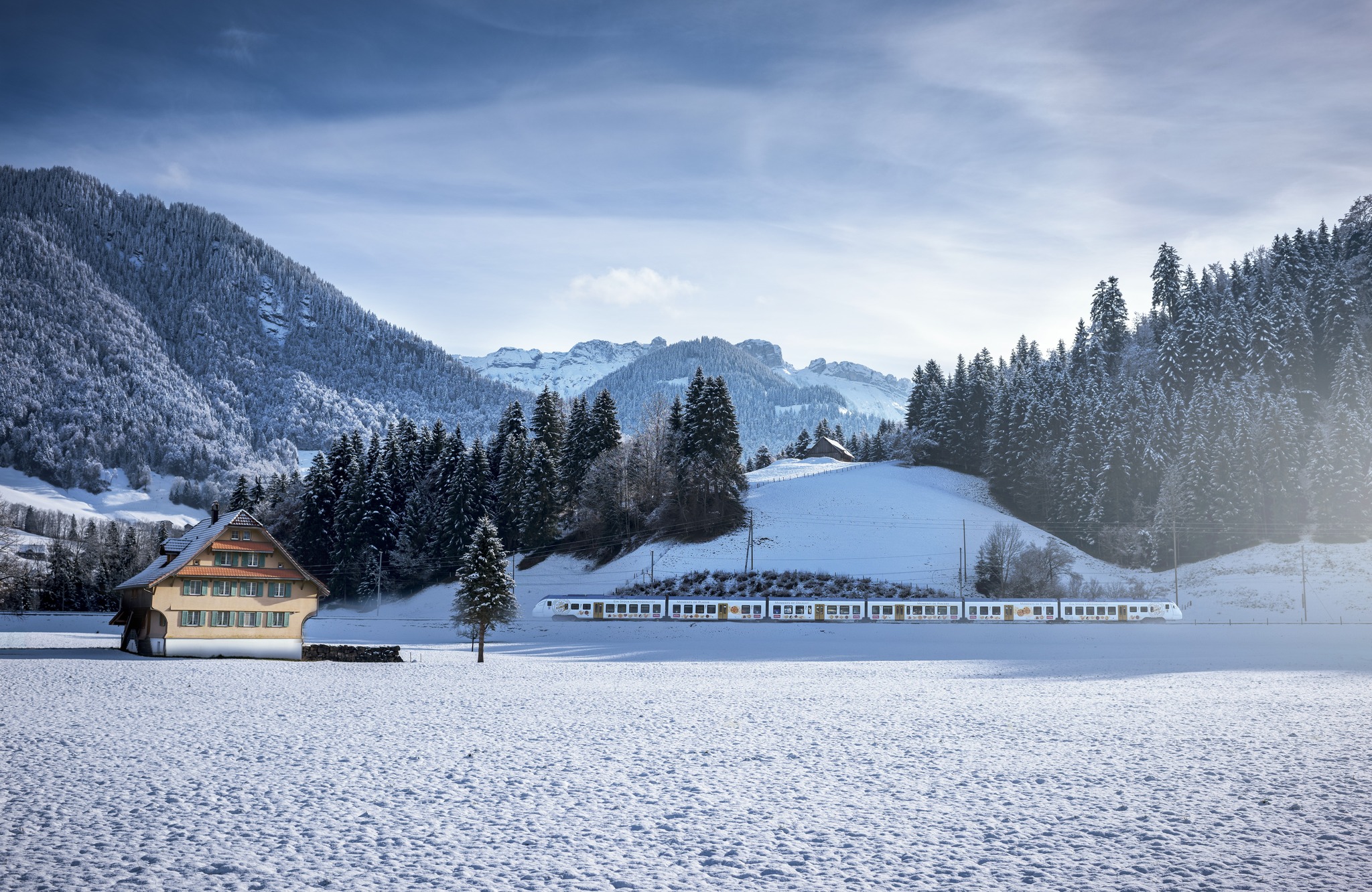 Un tren a deraiat în sudul Elveției după o avalanșă: 80 de pasageri au fost evacuați. Poliția nu exclude să fie persoane răniți