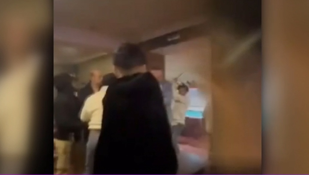 VIDEO Doi angajați ai unei primării din Dolj și poștașul comunei s-au luat la bătaie după ce au petrecut de ziua primarului