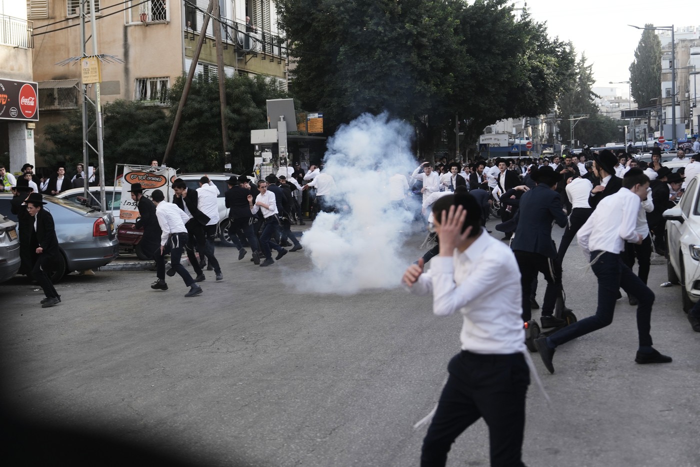 Două tinere din armata israeliană, salvate de polițiști din calea unui grup de ultraortodocși furioși la periferia Tel Avivului