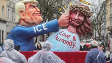 Rosenmontagszug in Duesseldorf