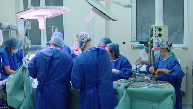 chirurgi in sala de operatie