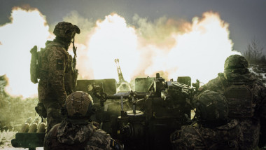 militari ucraineni trag lovituri de tun