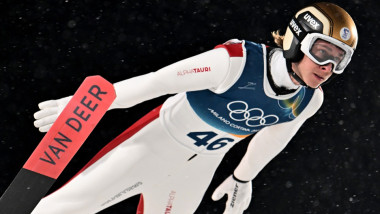 Daniel Tschofenig in timpul sariturii de la trambulina