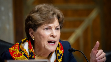 Jeanne Shaheen la o sedinta