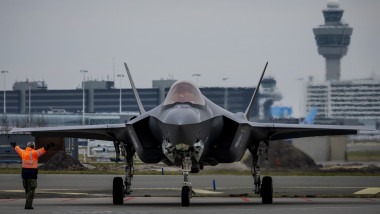 Royal Netherlands Air Force trains with F-35s at Schiphol