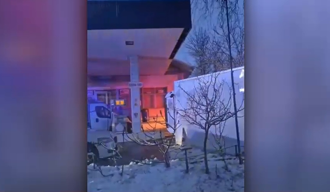 VIDEO Un TIR cu cauciucuri uzate s-a răsturnat într-o benzinărie