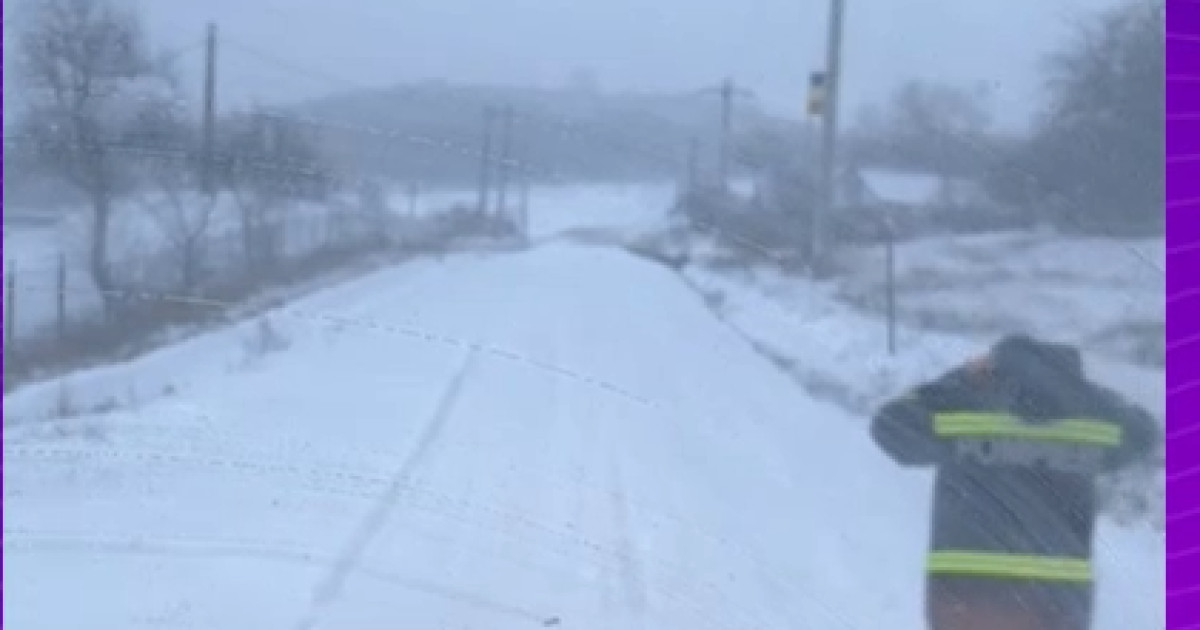 Ambulanță blocată în zăpadă în Iași