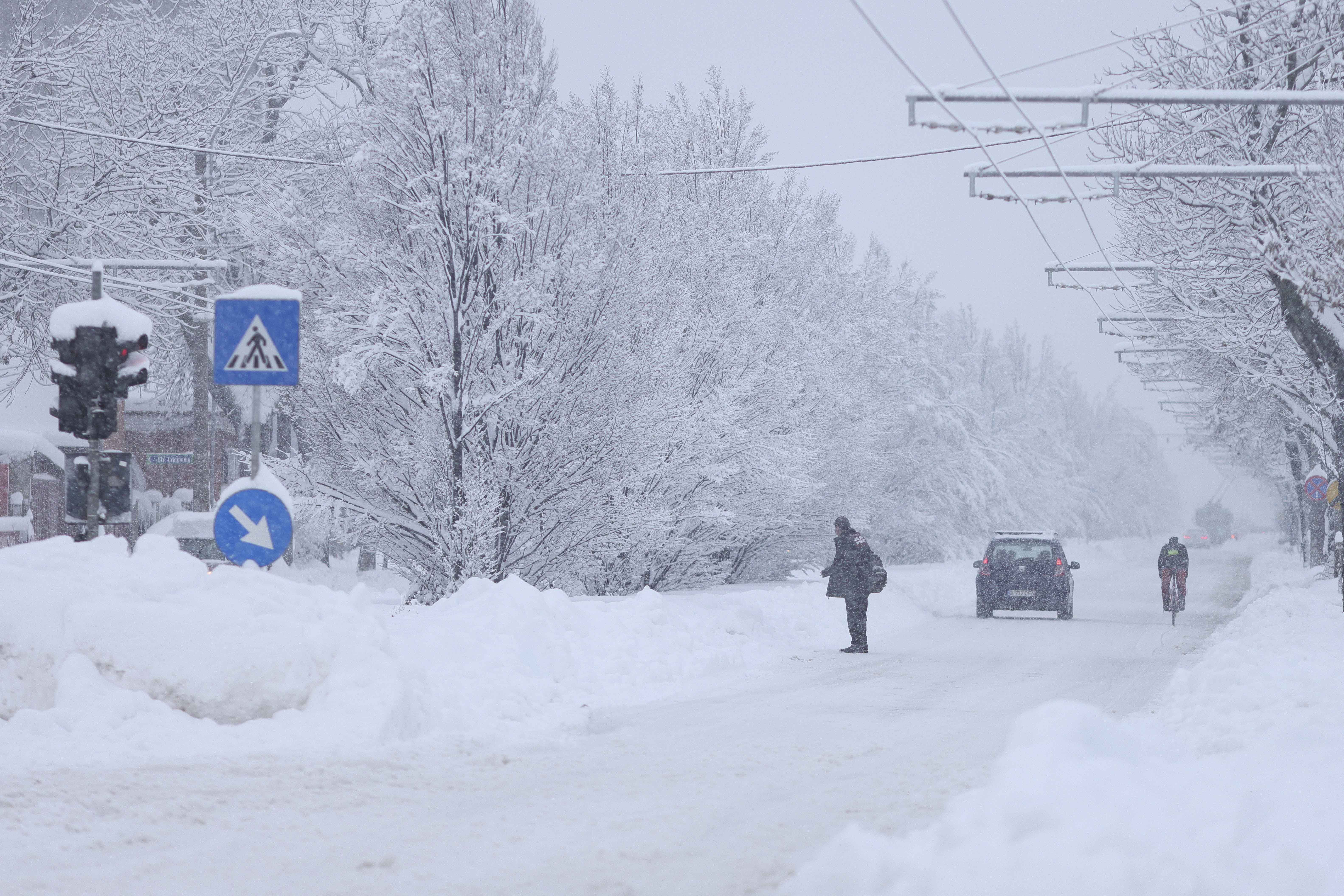 Alerte de viscol și ninsori în București și în alte 25 de județe. Ministrul Energiei: „Au fost reconectați 86.000 de conumatori”