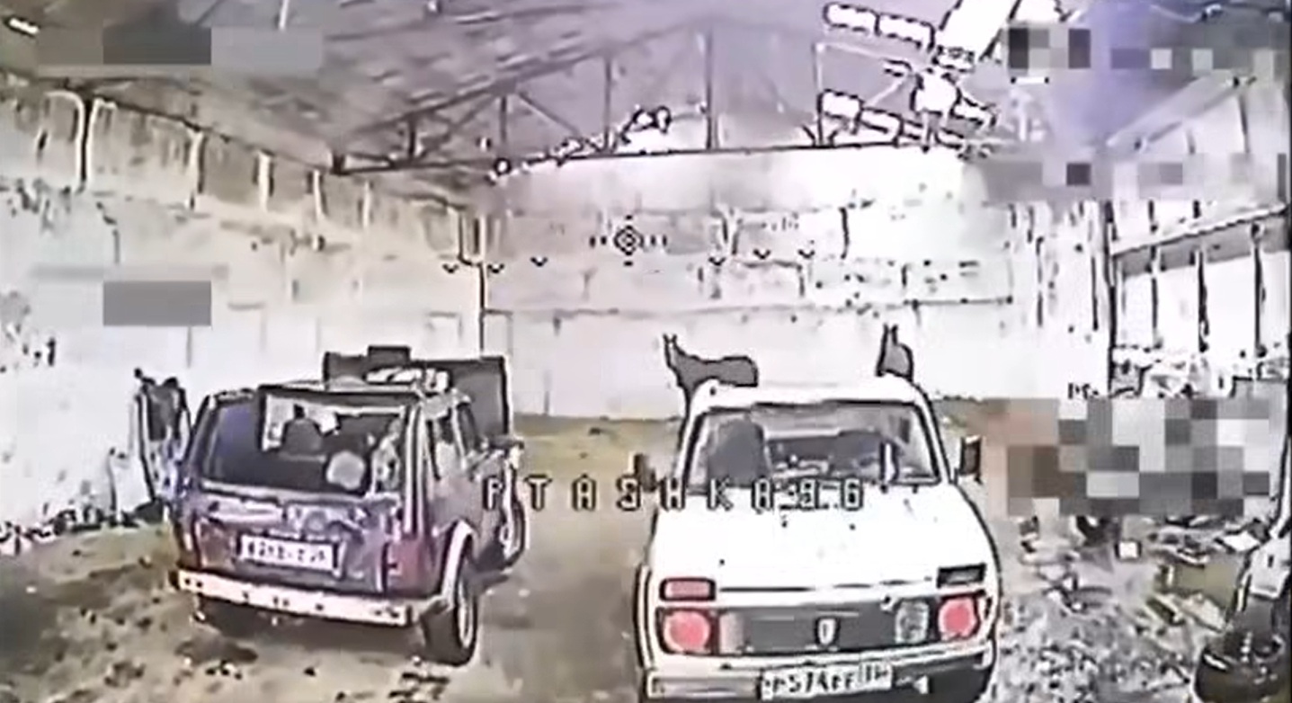 Un ucrainean a crezut că a descoperit blindate ascunse de ruși în spatele liniei frontului. În depozit erau însă cai și mașini vechi