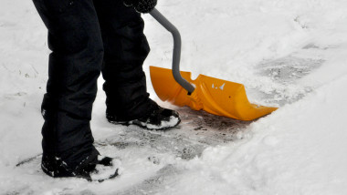 Amenzi pentru proprietarii care nu deszăpezesc trotuarele. Foto Getty Images
