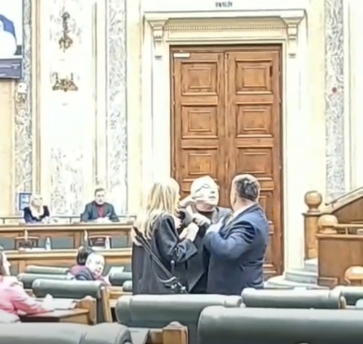 Încăierare în Parlament. Doi senatori s-au îmbrâncit: „S-a ridicat să-mi smulgă telefonul și m-a prins de cap”