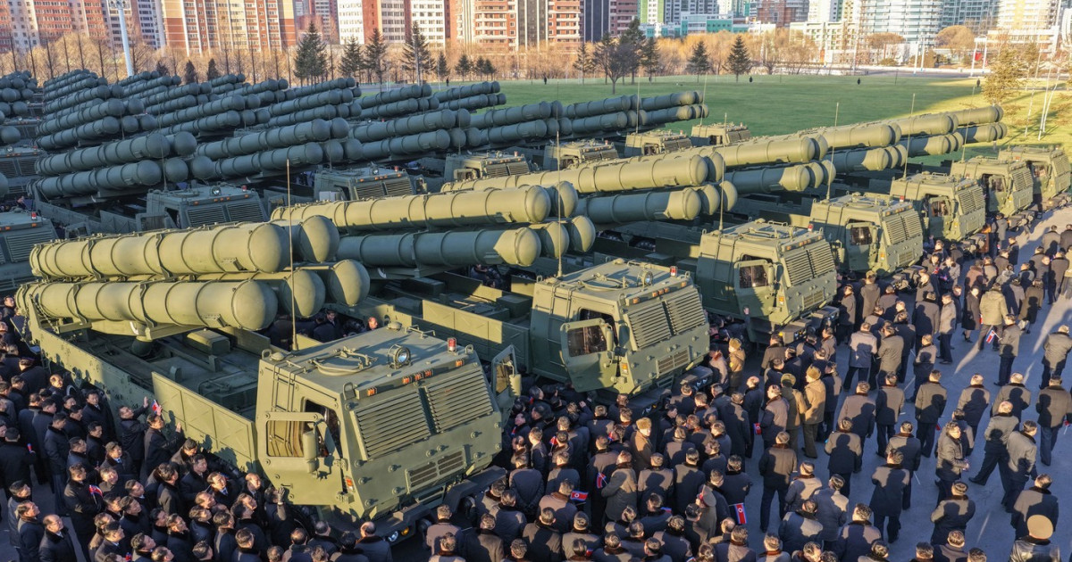 Coreea de Nord prezintă lansator de rachete nucleare