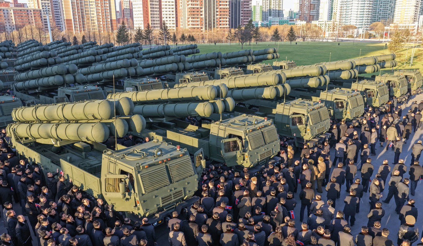 „Nimeni nu poate spera să fie protejat de Dumnezeu”. Coreea de Nord a prezentat un lansator multiplu de focoase nucleare