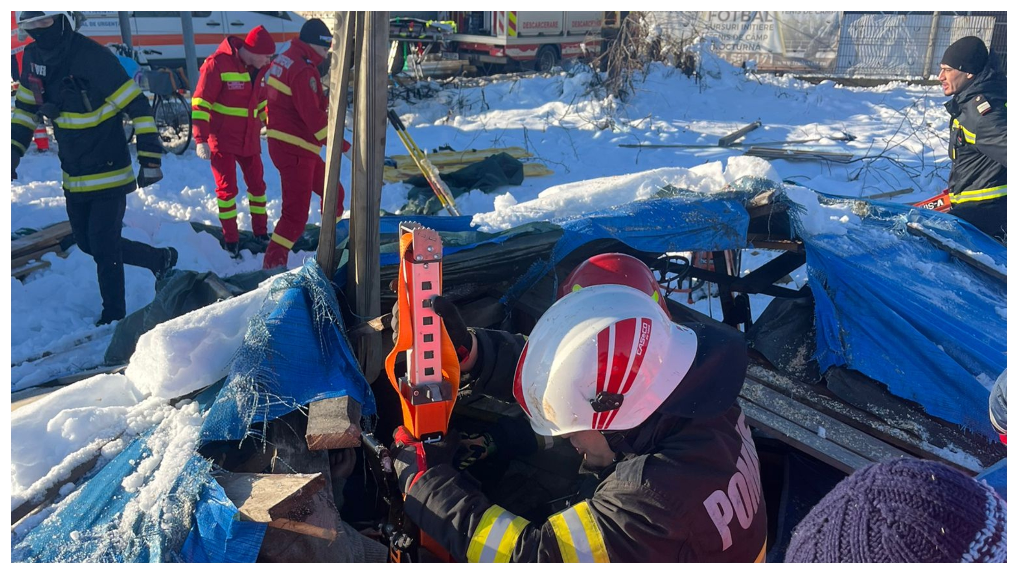 Un bărbat a fost prins sub acoperișul prăbușit al unei anexe din cauza zăpezii, în Ploiești. Pompierii l-au scos în siguranță
