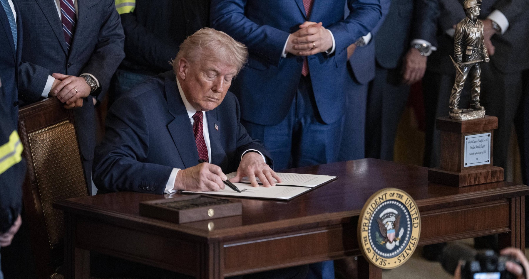 Donald Trump a prelungit cu încă un an unele sancțiuni ale SUA împotriva Rusiei. Ele fuseseră inițial luate de președintele Obama