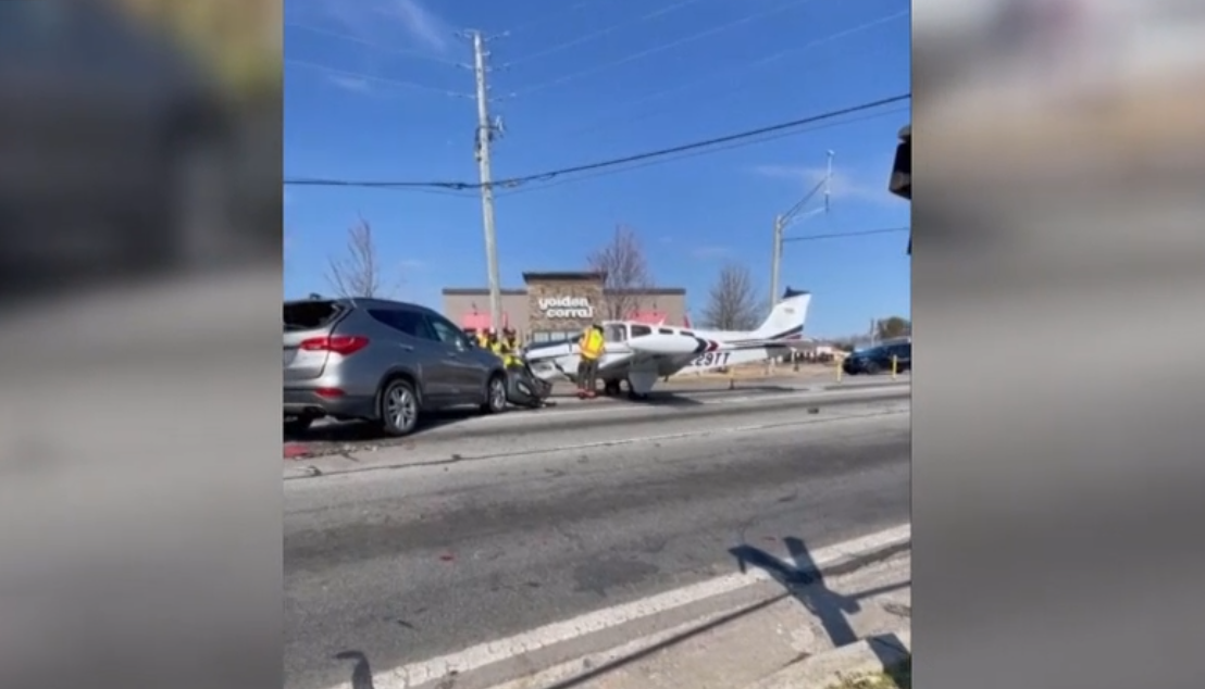 Un avion de mici dimensiuni s-a prăbușit într-o intersecție aglomerată din SUA