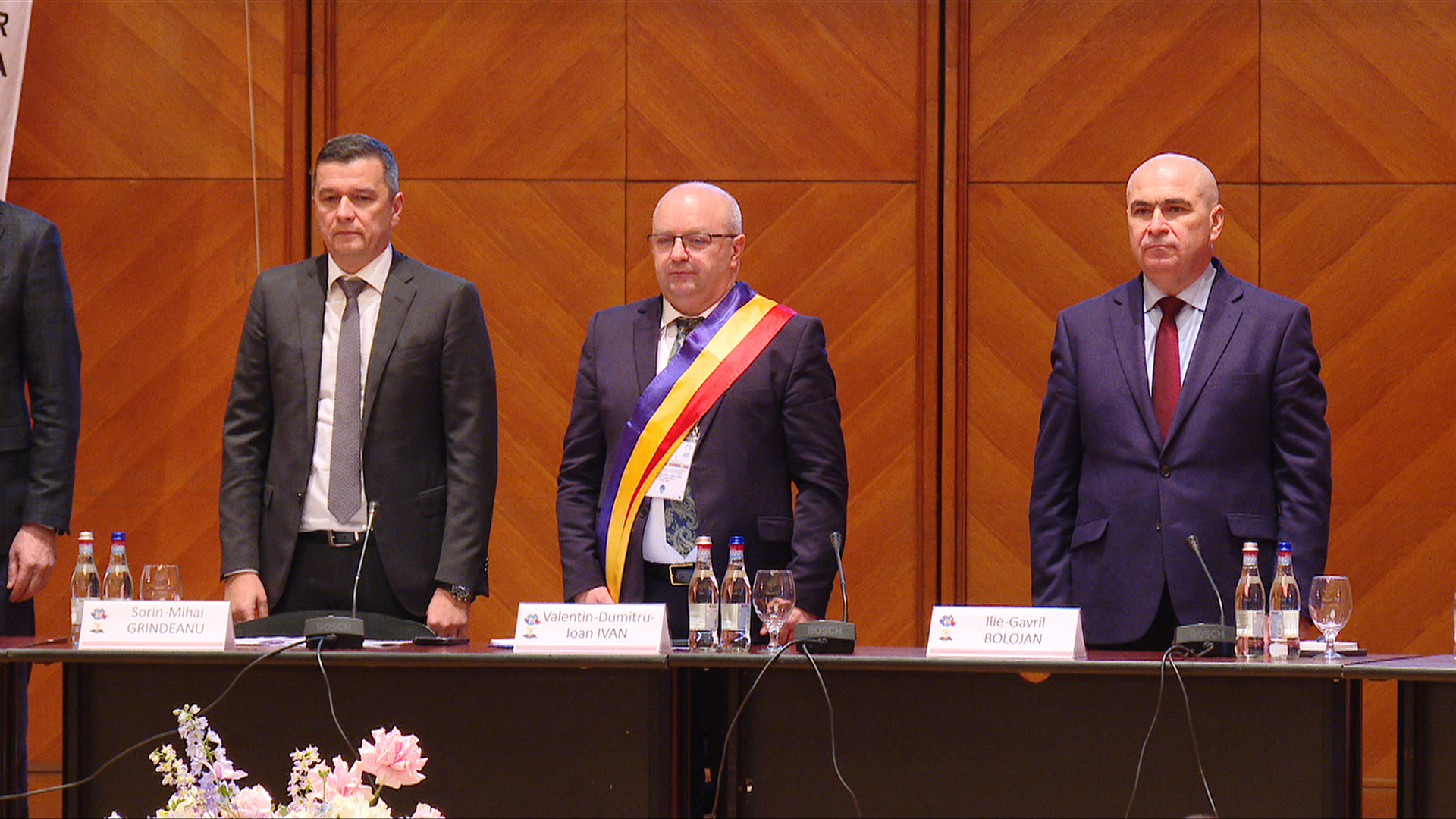 Grevă în peste 1.500 de primării, tensiuni la întâlnirea cu Bolojan. Premierul avertizează: Ori reforme, ori comasare