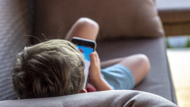 copil cu telefon mobil