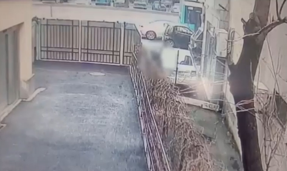 VIDEO Un bucureștean fură scuterul unui nepalez, dar nu reușește să-l pornească. Imagini de pe camerele de supraveghere