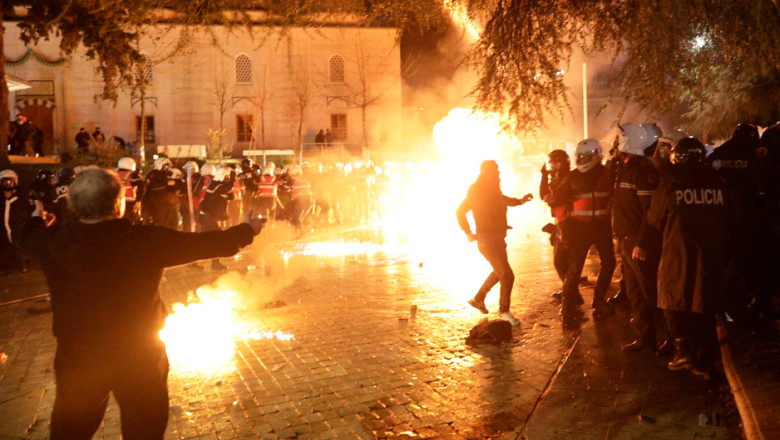 protest cu foc in albania