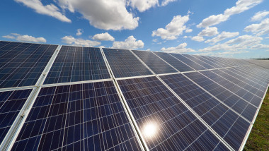 Darvari, Romania. 5th July, 2024: Inauguration by The Management Company of Participation in Energy (SAPE) of the photovoltaic park CEF Darvari 2 composed of 9090 solar panels with a capacity of 5 MW and battery of 1 MW. Credit: Lucian Alecu/Alamy Live Ne