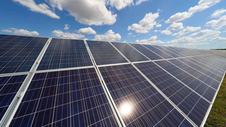 Darvari, Romania. 5th July, 2024: Inauguration by The Management Company of Participation in Energy (SAPE) of the photovoltaic park CEF Darvari 2 composed of 9090 solar panels with a capacity of 5 MW and battery of 1 MW. Credit: Lucian Alecu/Alamy Live Ne