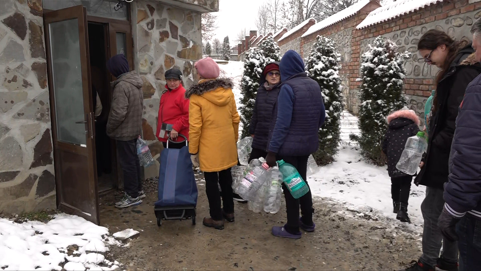 „Umilință maximă și pericol pentru sănătate”. Criza continuă la Curtea de Argeș: zeci de mii de oameni, fără apă potabilă de patru luni