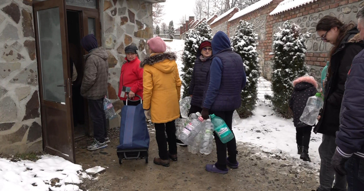 „Umilință maximă și pericol pentru sănătate”. Criza continuă la Curtea de Argeș: zeci de mii de oameni, fără apă potabilă de patru luni