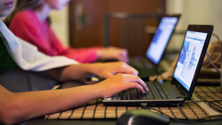 elevi educatie digitala laptop