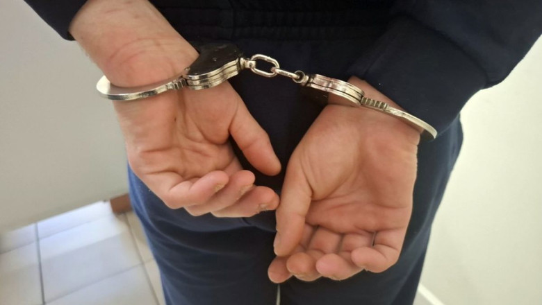 Suspectul se află în arest preventiv din mai 2025. Foto Poliția prin intermediul TVP Info captură video